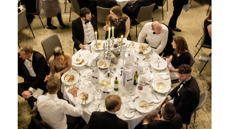 Black-tie dinner brings aerospace back together